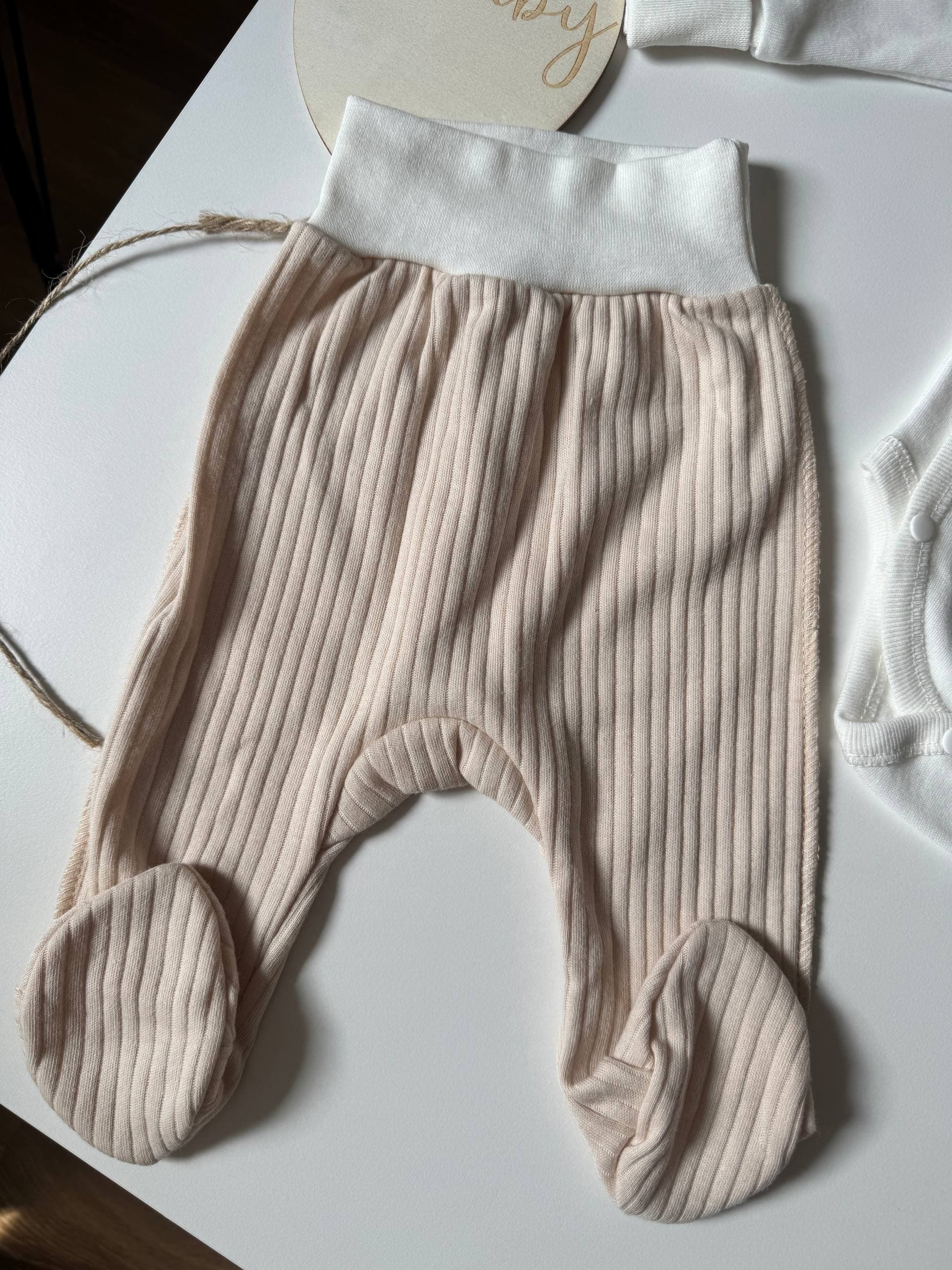 Комплект для новонароджених інтерлок 56 боді, повзунята та шапочка - Фото 4 | Дитячий одяг Store Olivka