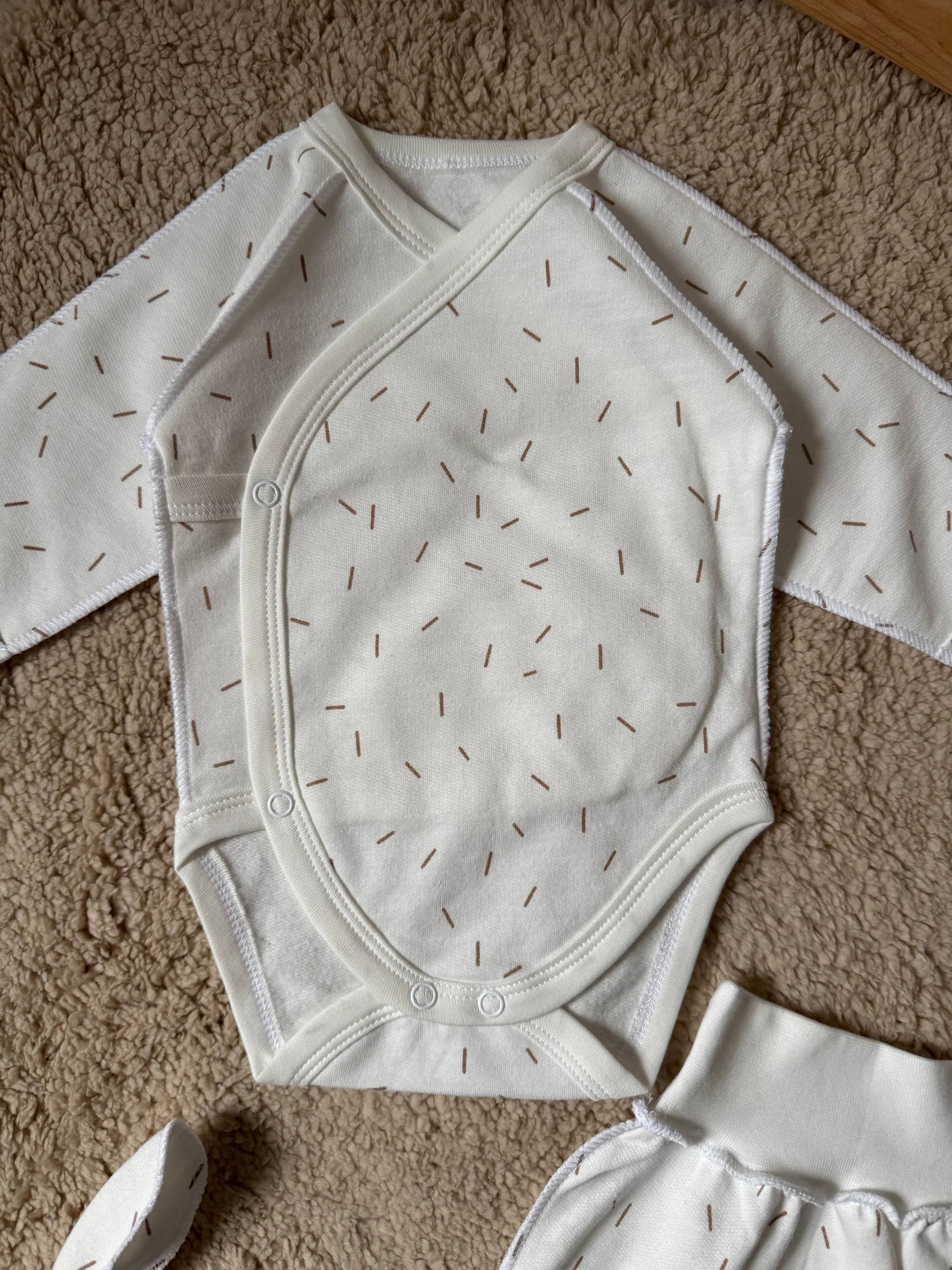 Комплект для новонароджених футер 56 боді, повзунята та шапочка - Фото 4 | Дитячий одяг Store Olivka