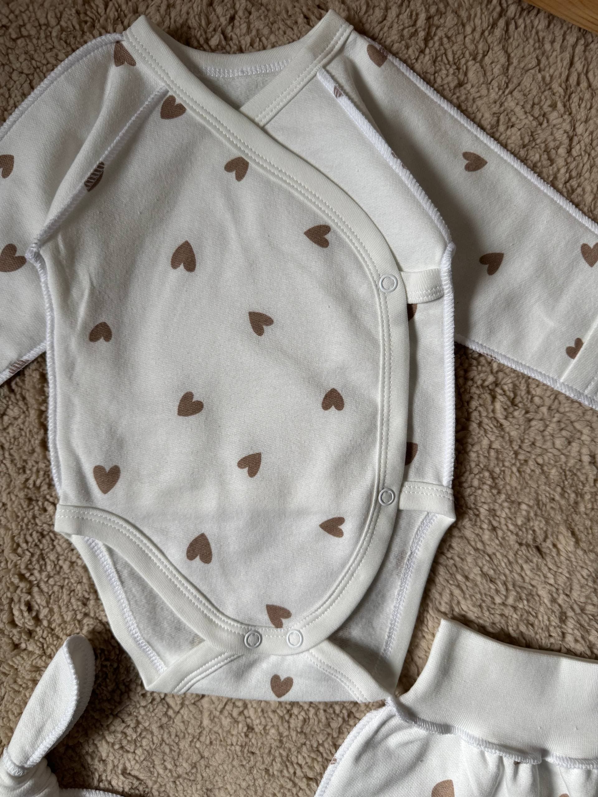 Комплект для новонароджених футер 56 боді, повзунята та шапочка - Фото 4 | Дитячий одяг Store Olivka