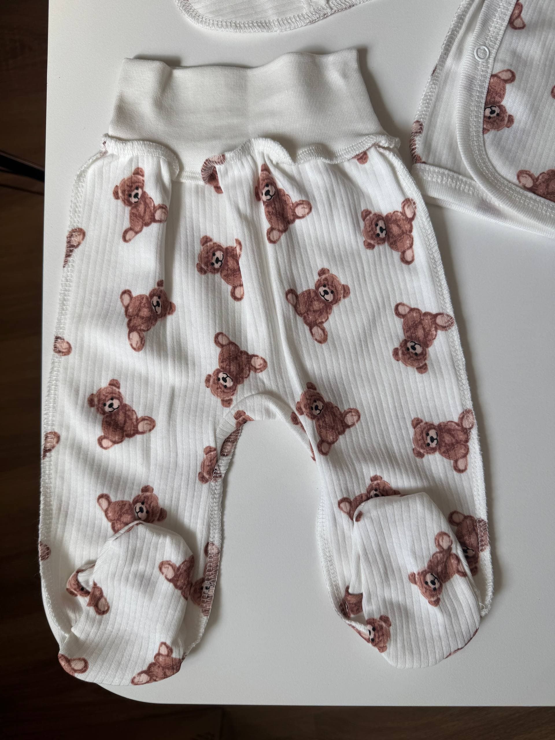 Комплект для новонароджених інтерлок 56-62 сорочка, повзунята та шапочка - Фото 4 | Дитячий одяг Store Olivka