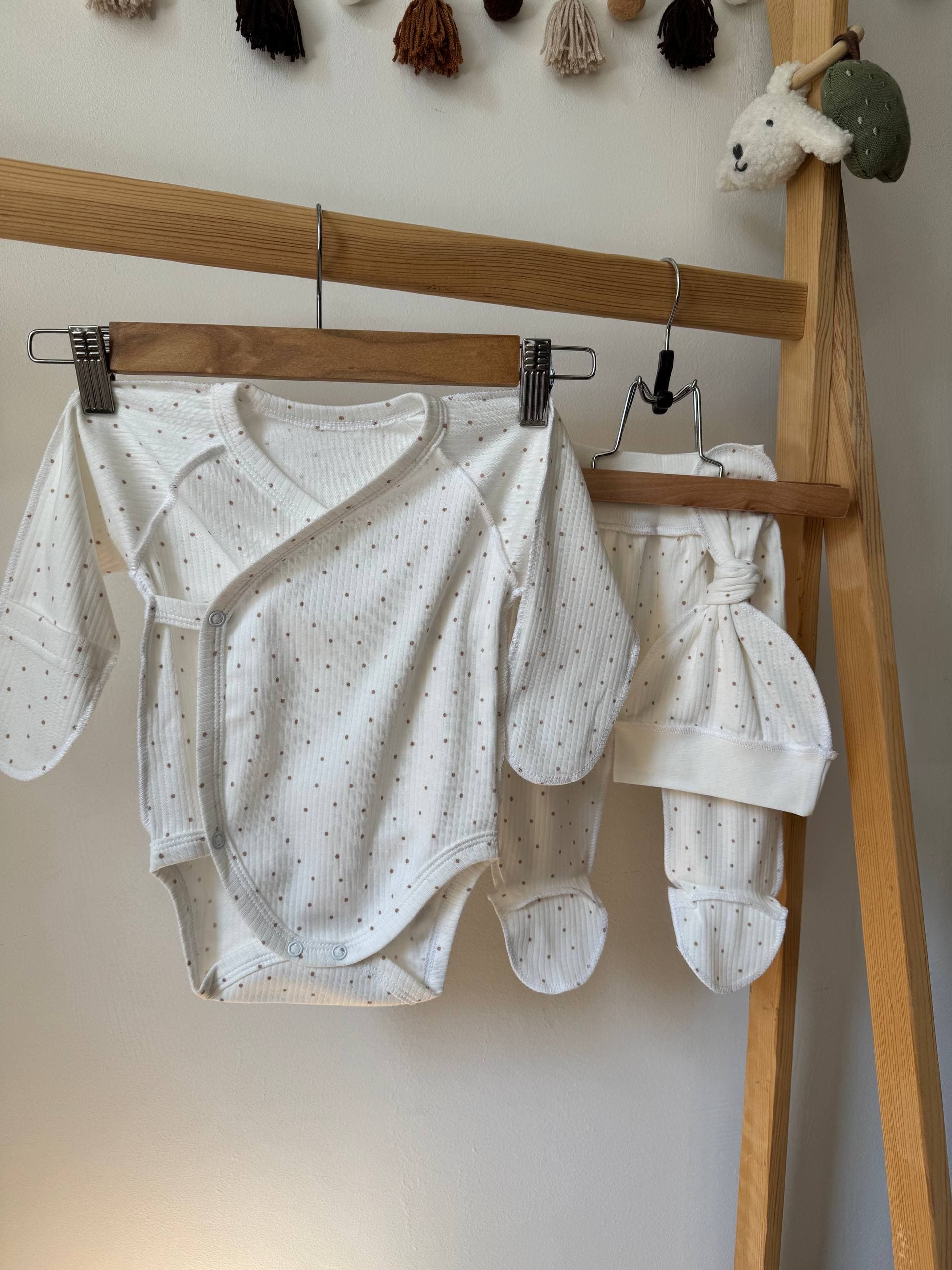 Комплект для немовлят інтерлок 62 боді, повзунята та шапочка