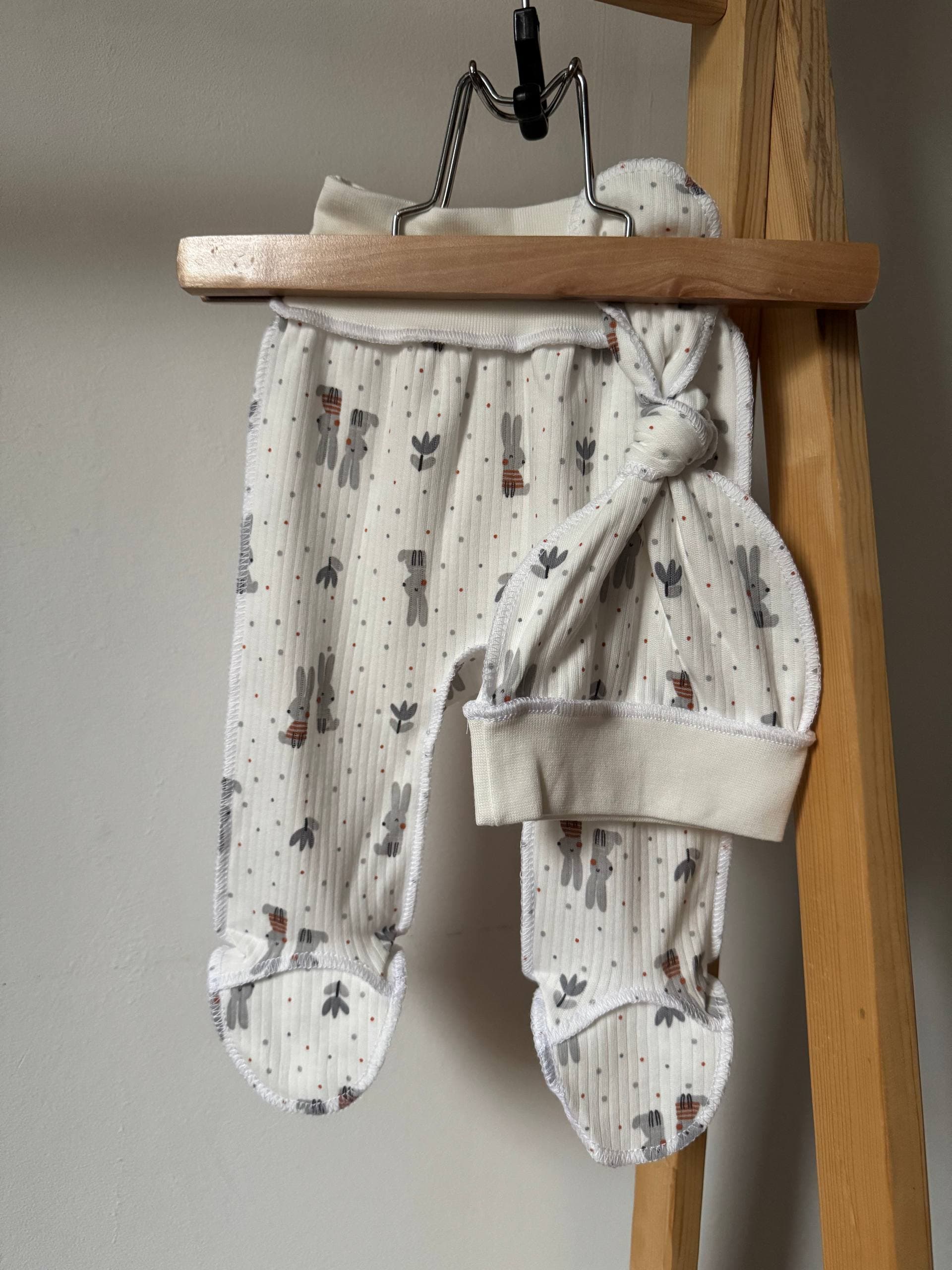 Комплект для немовлят інтерлок 56, 62 боді, повзунята та шапочка - Фото 3 | Дитячий одяг Store Olivka