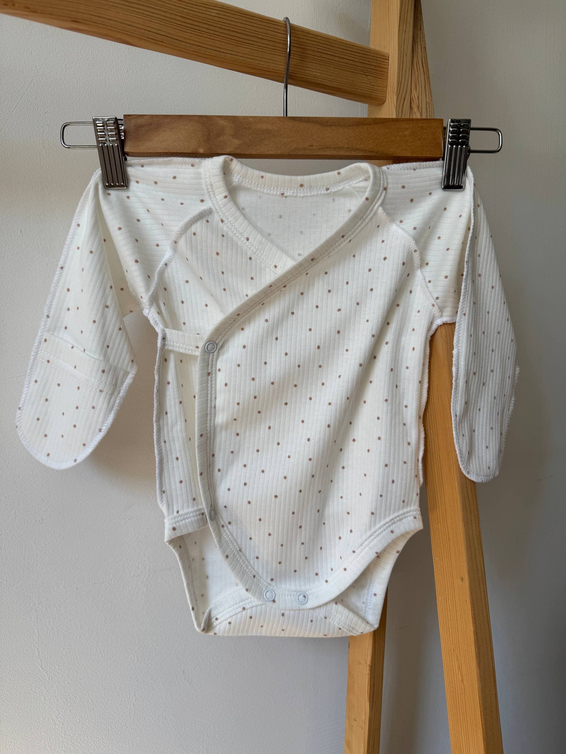 Комплект для немовлят інтерлок 62 боді, повзунята та шапочка - Фото 5 | Дитячий одяг Store Olivka