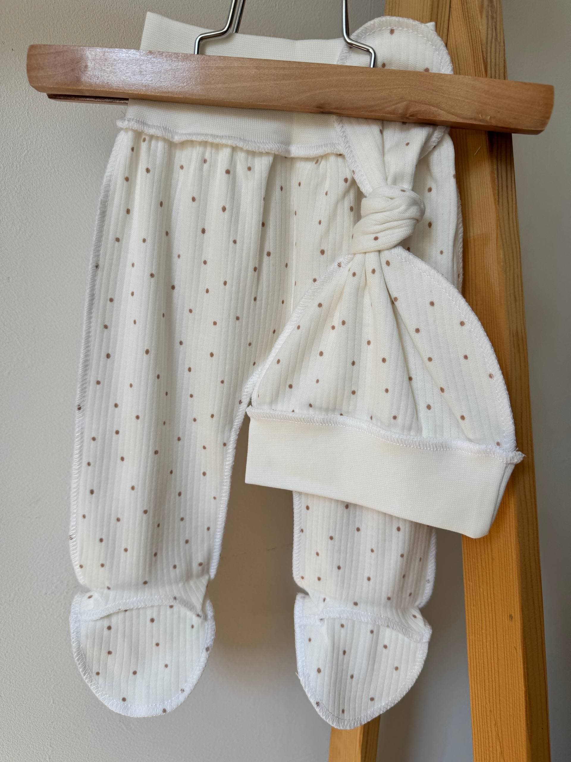 Комплект для немовлят інтерлок 62 боді, повзунята та шапочка - Фото 3 | Дитячий одяг Store Olivka