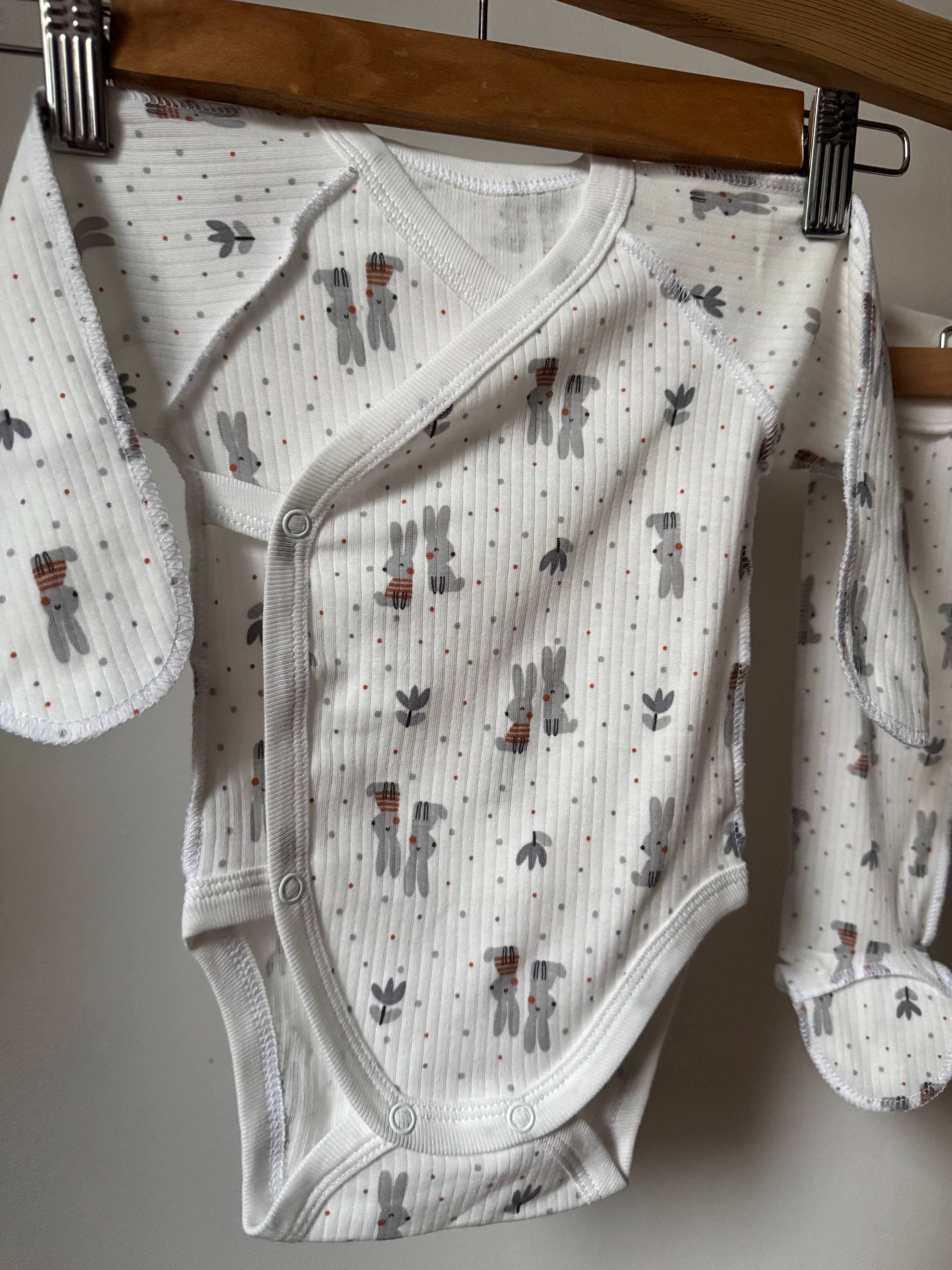 Комплект для немовлят інтерлок 56, 62 боді, повзунята та шапочка - Фото 2 | Дитячий одяг Store Olivka