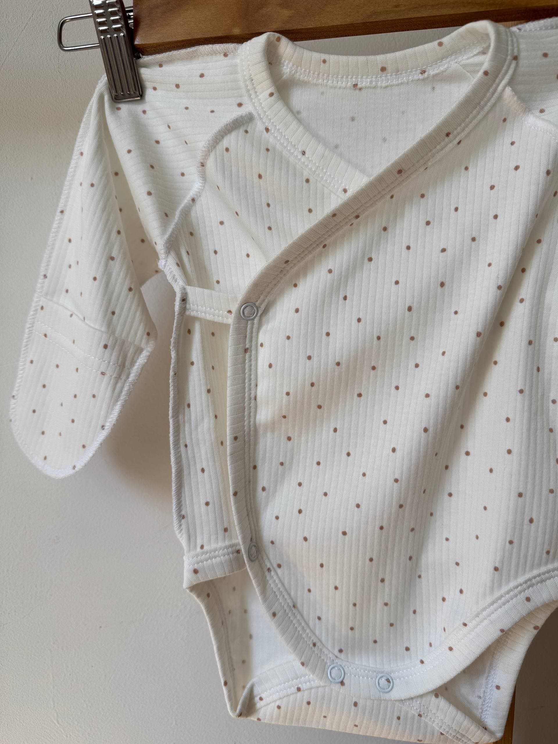 Комплект для немовлят інтерлок 62 боді, повзунята та шапочка - Фото 4 | Дитячий одяг Store Olivka