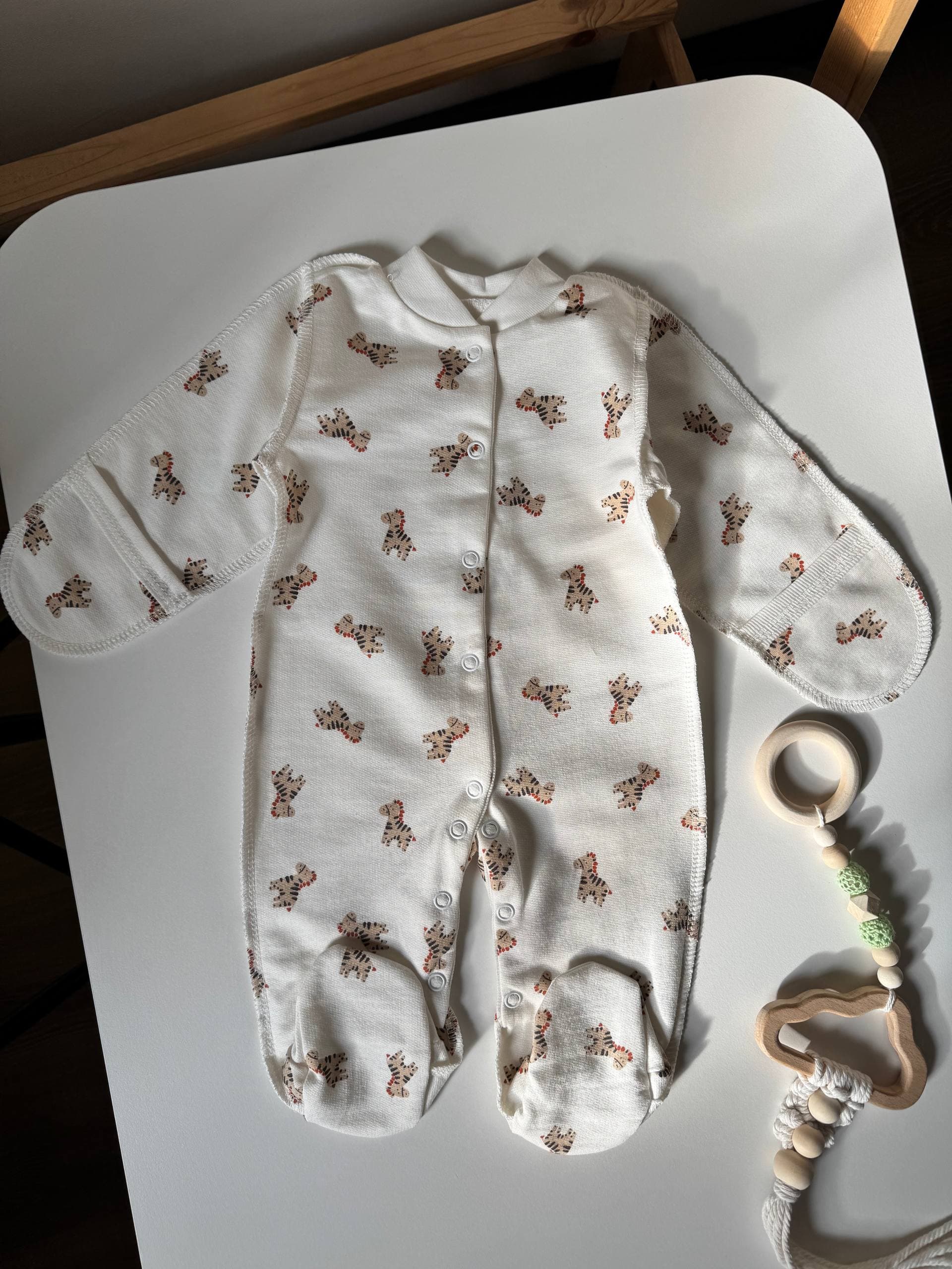 Набір для новонароджених футер 4 предмети 56-62 чоловічок, сорочка, шапочка, повзунки - Фото 3 | Дитячий одяг Store Olivka
