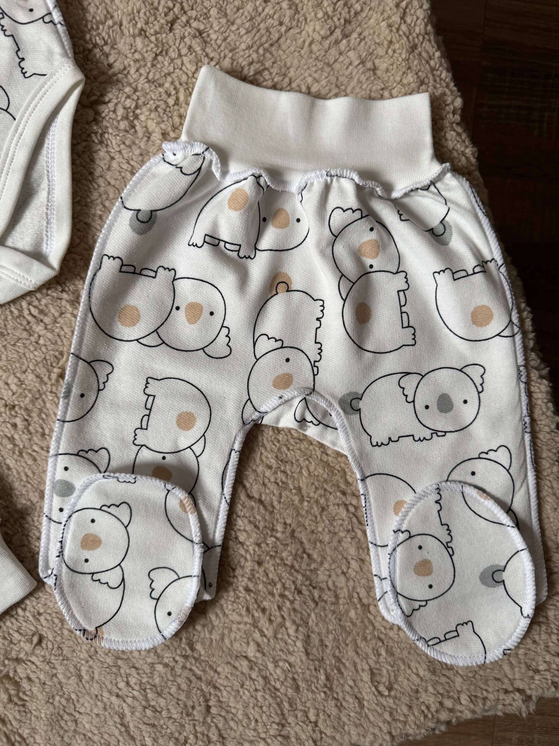 Комплект для новонароджених футер 56 боді, повзунята та шапочка - Фото 3 | Дитячий одяг Store Olivka