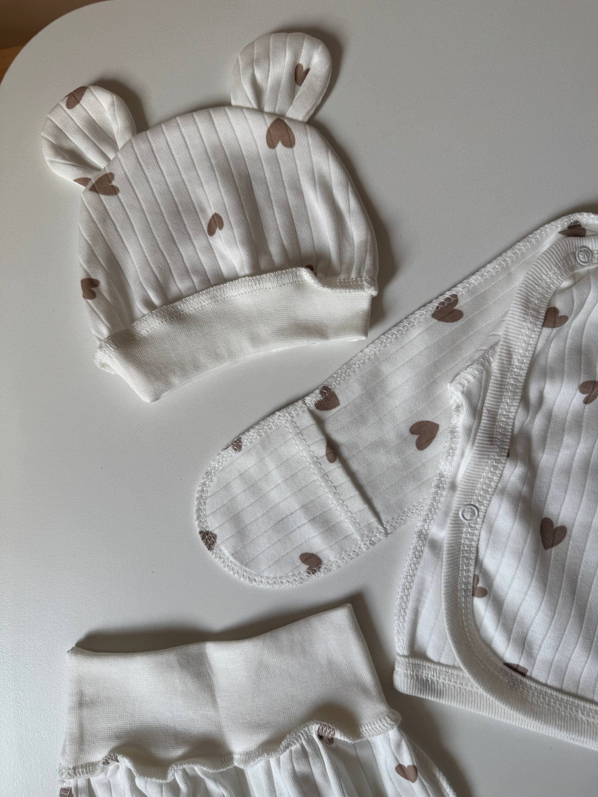 Комплект для новонароджених інтерлок 56-62 сорочка, повзунята та шапочка - Фото 3 | Дитячий одяг Store Olivka