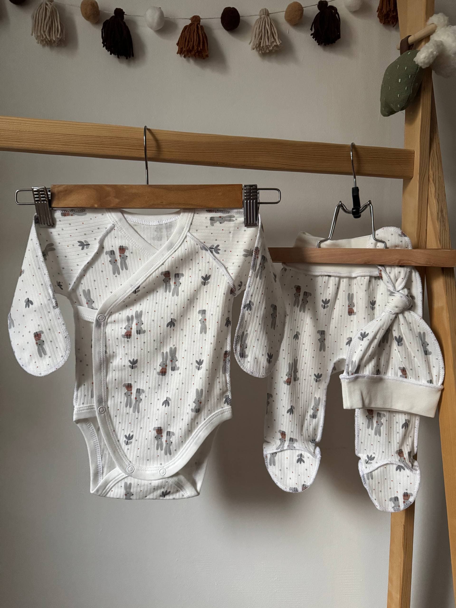 Комплект для немовлят інтерлок 56, 62 боді, повзунята та шапочка - Головне фото | Дитячий одяг Store Olivka