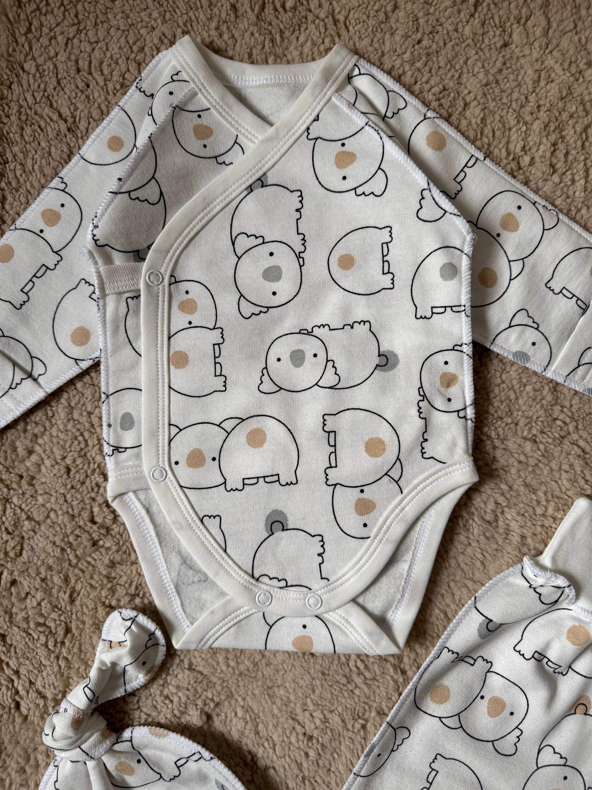 Комплект для новонароджених футер 56 боді, повзунята та шапочка - Фото 4 | Дитячий одяг Store Olivka